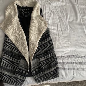 4/$25⭐️ Vest with tribal print